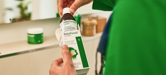 Mann nutzt GeloTonsil® Gurgelgel: Es eignet sich zum Gurgeln bei Halsschmerzen.