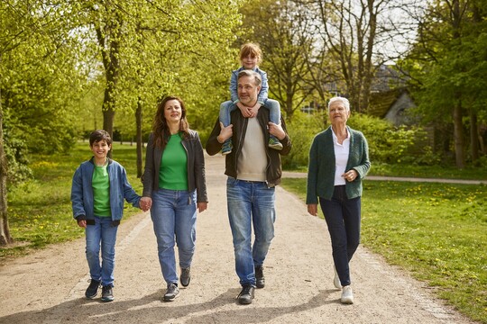 Familie geht im Wald spazieren